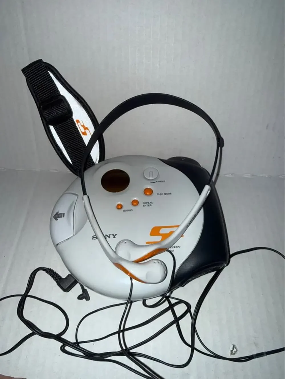 Mint Sony S2 Sports Walkman D-SJ301 Portable CD Player, Orig. Headphones & strap